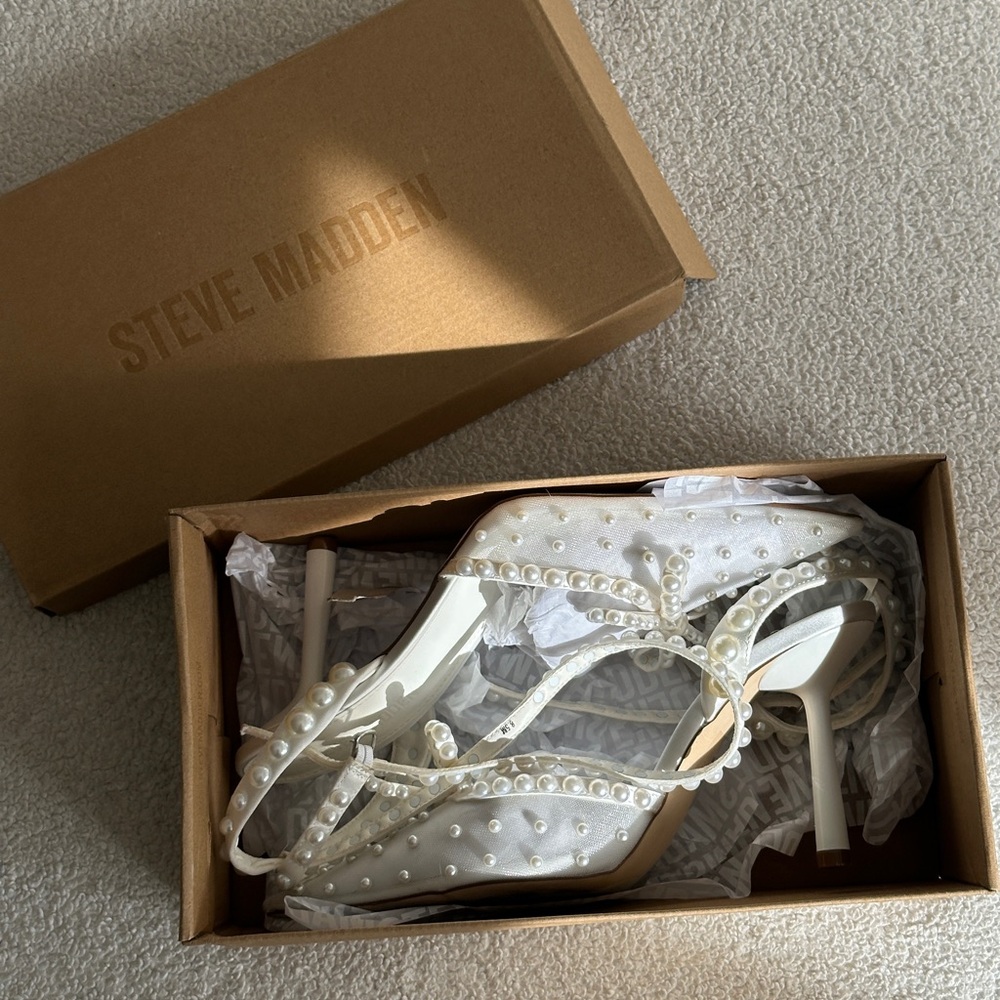 Steve Madden White Heels with Pearl Details - Picture 4 of 5